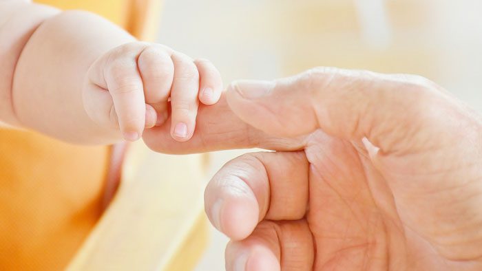 حركة اليدين عند الرضع