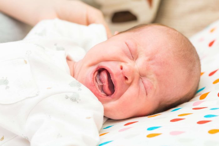 علاج مغص الأطفال الرضع حديثي الولادة