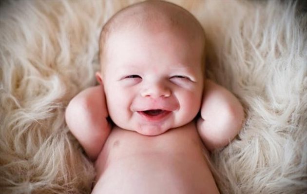ماذا يرى الطفل الرضيع عندما يضحك