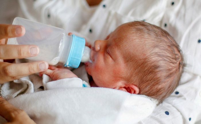 أفضل أنواع الحليب للأطفال حديثي الولادة