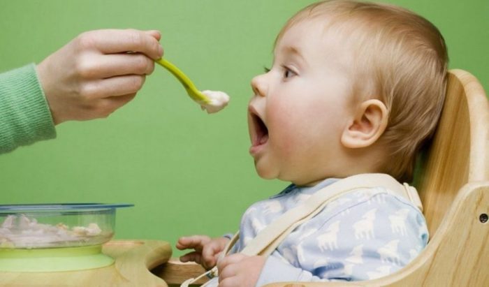 أهم الأطعمة التي يجب أن تتجنب الأم إعطائها للطفل في عمر 9 أشهر