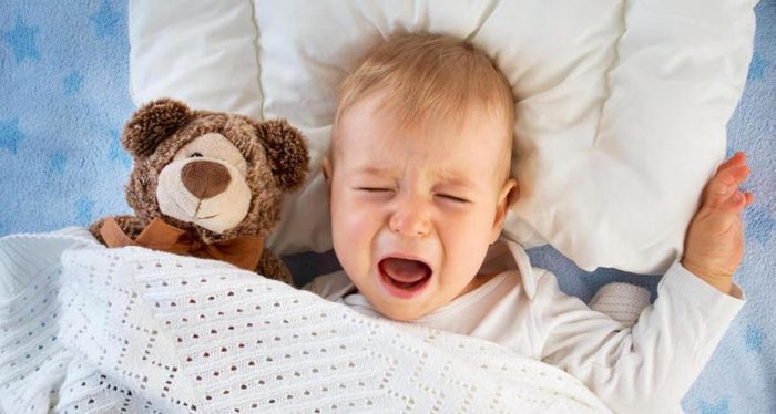استيقاظ الطفل المفاجئ من النوم وهو يبكي