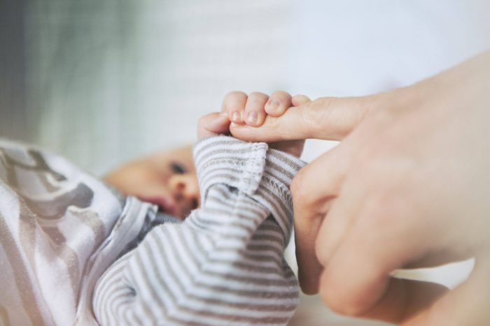 حركة اليدين عند الرضع