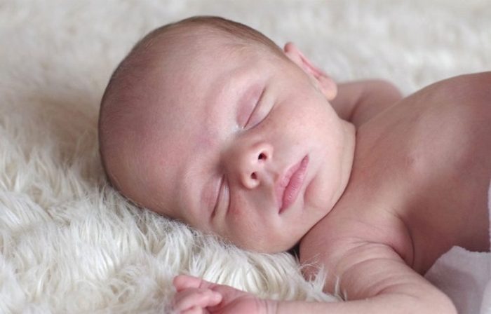 سبب حركة رأس الطفل الرضيع يمين ويسار