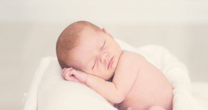 سبب حركة رأس الطفل الرضيع يمين ويسار