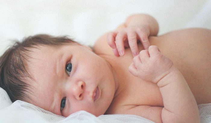 كيفية إيقاظ الطفل حديث الولادة