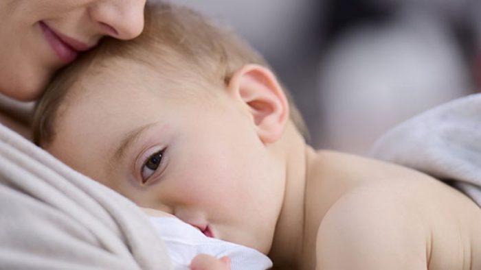كيفية إيقاظ الطفل حديث الولادة