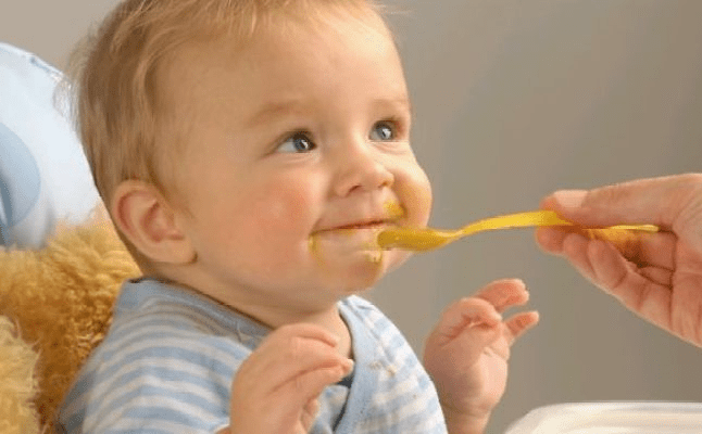 متى يبدأ الطفل بالأكل؟