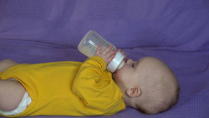 مشروبات تساعد الطفل الرضيع على النوم