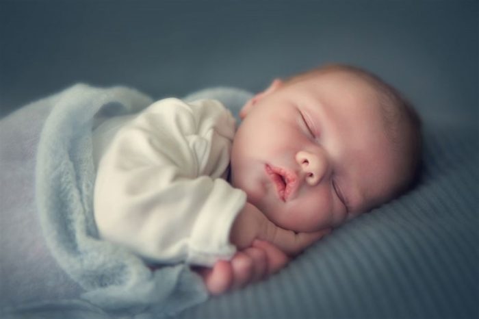 تنظيم نوم الرضيع بعمر شهرين
