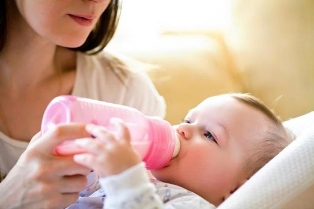 الرضاعة الصناعية للطفل حديث الولادة