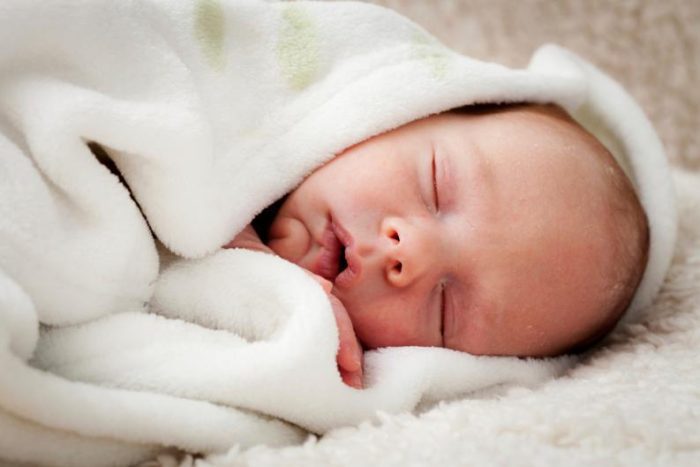 متى ينتظم نوم الطفل حديثي الولادة