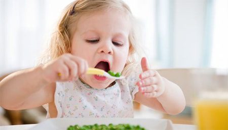 اكلات تساعد الطفل على النطق