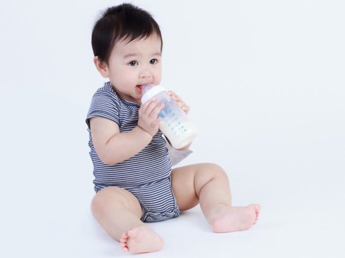 طفلي عمره شهرين لا يشرب الحليب