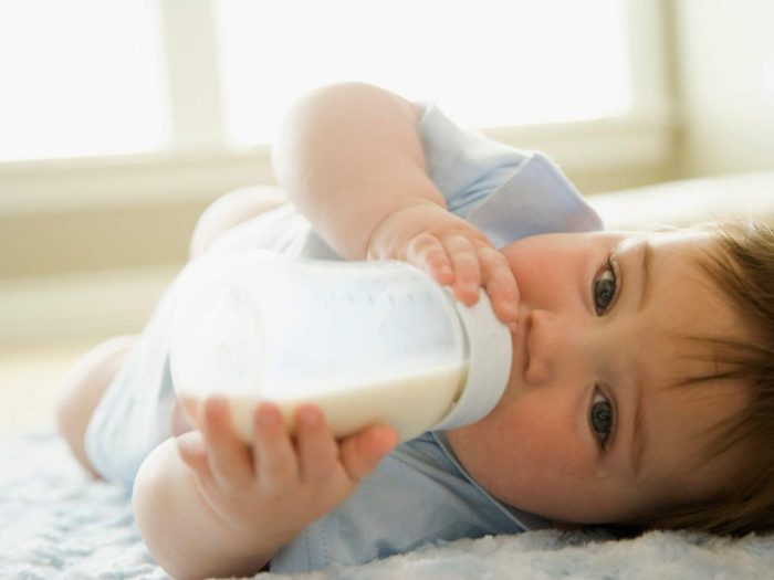 كم مل من الحليب يحتاج الرضيع