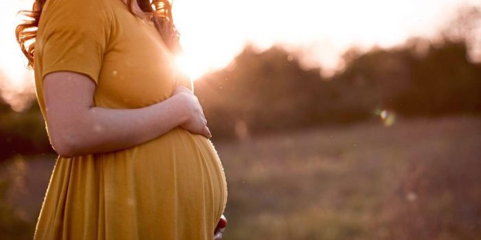 هل الانحناء يؤثر على الجنين