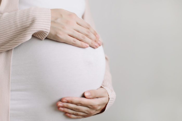 هل قلة حركة الجنين تدل على قرب الولادة