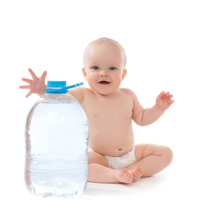 متى يبدأ الرضيع بشرب الماء