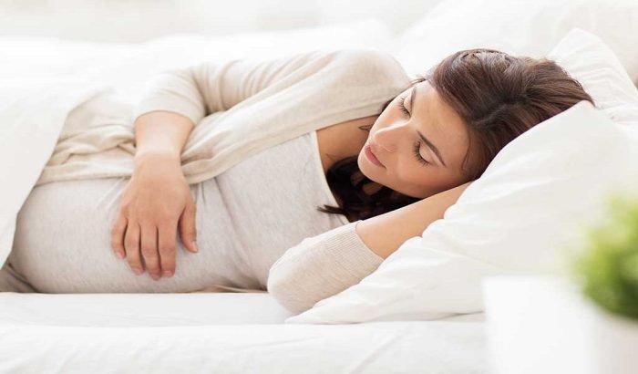 سبب زيادة حركة الجنين عند النوم على الجانب الأيسر