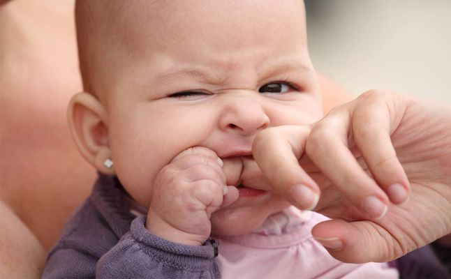 أعراض التسنين عند الرضيع