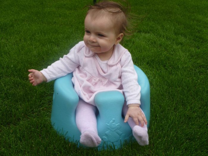 مراحل نمو الطفل وتطور الجلوس من 3 إلى 9 أشهر