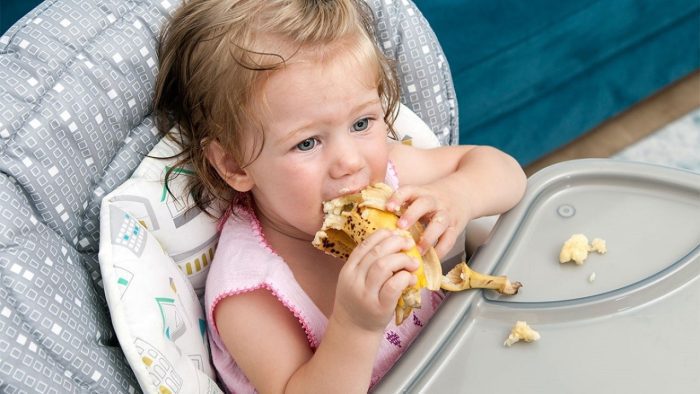 متى يأكل الطفل طعام غير مهروس؟