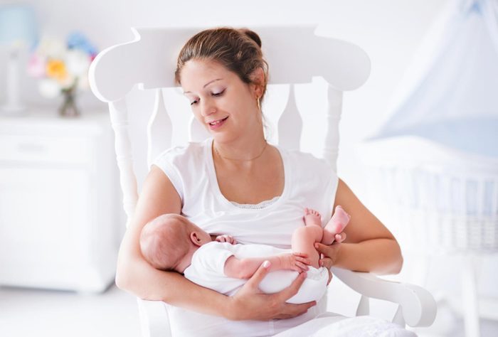 إيجابيات وسلبيات الرضاعة الطبيعية على الأم