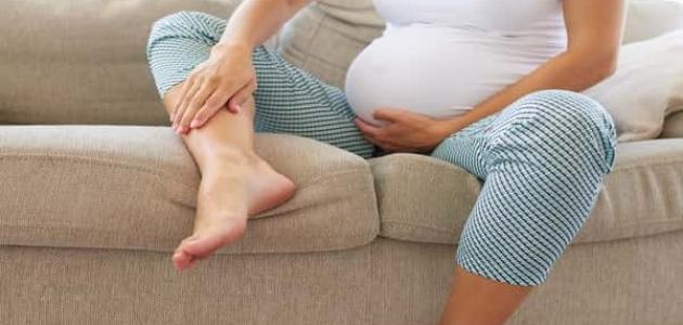 تورم القدمين للحامل في الشهر الثامن