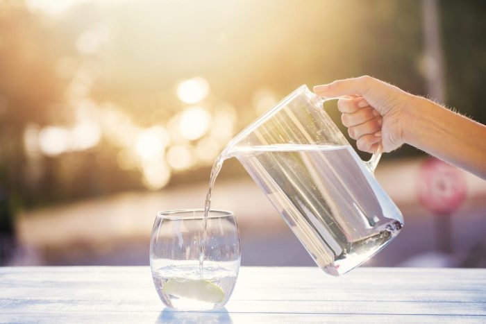 تفسير شرب الماء وعدم الارتواء في المنام للمتزوجة