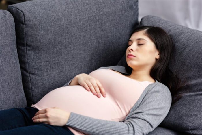 النوم على الظهر للحامل في الشهر السادس