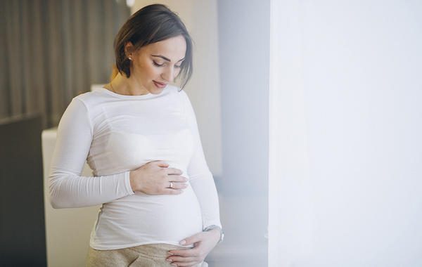هل من الطبيعي نزول إفرازات بنية في بداية الحمل