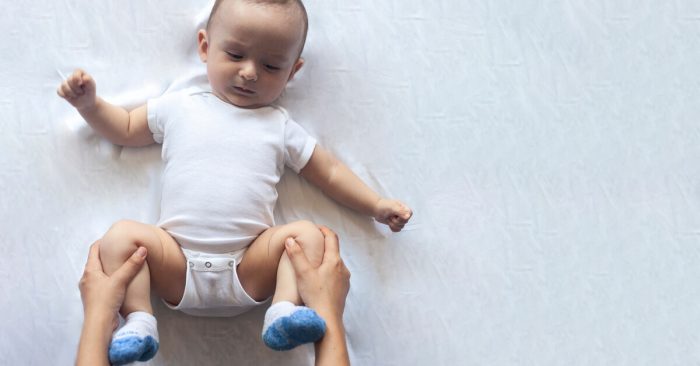 في حالة الإمساك عند الرضع بعمر شهرين متى يجب استشارة الطبيب
