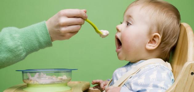 هل يمكن إطعام الطفل في بداية الشهر الرابع