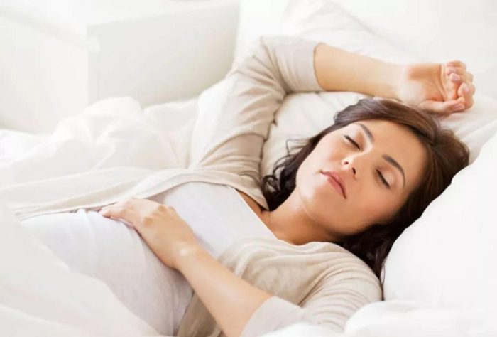 هل النوم يزيد وزن الجنين