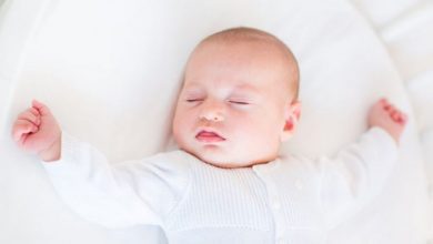 أفضل وضعية نوم لحديثي الولادة