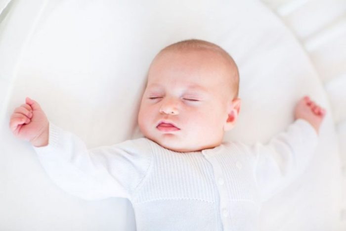 أفضل وضعية نوم لحديثي الولادة