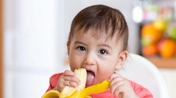 متى يأكل الطفل الرضيع الموز