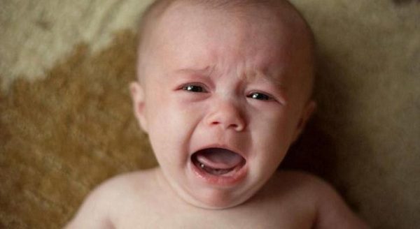 متى يقل بكاء الطفل الرضيع
